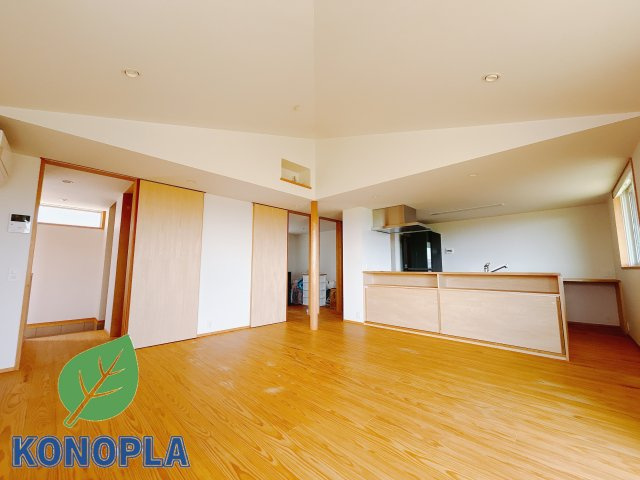 【中古戸建】高崎市箕郷町矢原の居間・リビング|■リビング｜落ち着きのある表情を見せるリビングダイニング。太陽の光がたっぷり差し込むリビングは、自然とご家族が集まる居心地の良い空間です。