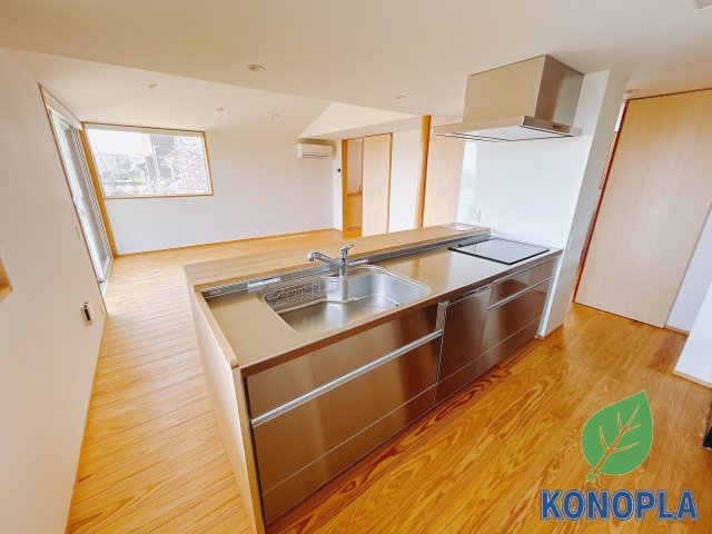 【中古戸建】高崎市箕郷町矢原のキッチン|■キッチン｜作業がはかどる広々カウンタースペース。会話がはずむ「オープンキッチン」なので家族とのコミュニケーションも活発になります。