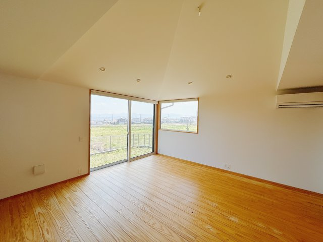 【中古戸建】高崎市箕郷町矢原の居間・リビング|■リビング｜大きい窓からあたたかいたっぷりの光が入ります♪開放的な空間で毎日をもっと快適に(*＾＾*)