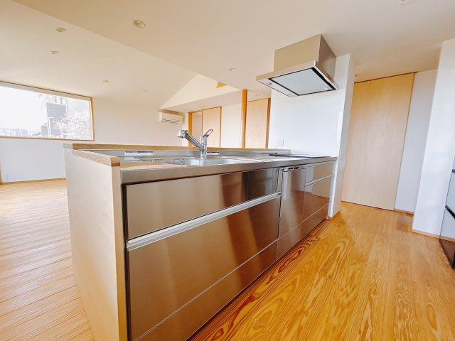 【中古戸建】高崎市箕郷町矢原のキッチン|■キッチン｜作業がはかどる広々カウンタースペース。会話がはずむ「オープンキッチン」なので家族とのコミュニケーションも活発になります。