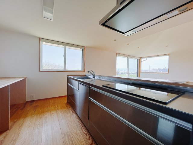 【中古戸建】高崎市箕郷町矢原のキッチン|■キッチン｜ワークトップの幅が広く、お子様といっしょにお料理をつくったり、ちょっとしたパーティーも楽しめます。フラットなのでお掃除がしやすいのもポイントです♪