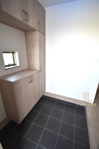 ハートフルタウン 　ひたちなか市足崎1474番　Dの玄関|たっぷり入る玄関収納です！扉の中は可動棚ですので、用途に合わせて高さを自由に変えることができます。窓があるので湿気がこもりにくく明るいのも嬉しいです。（写真は完成イメージ）