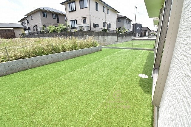 ハートフルタウン 　ひたちなか市足崎1474番　Dの庭|現在は人工芝を敷いてあります。家庭菜園に挑戦したり季節の花を育てるなど、毎日の暮らしに潤いをくれるお庭です。