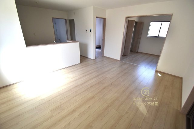 ハートフルタウン 　ひたちなか市足崎1474番　Dの居間・リビング|カーテンやラグの色、質感、選ぶ家具などでお部屋の雰囲気が変わります。お好みのインテリアを楽しみましょう♪白を基調とした内装ですので、あらゆるスタイルが馴染みます。（写真は完成イメージ）