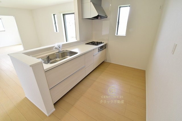 ハートフルタウン 　ひたちなか市足崎1474番　Dのキッチン|対面式システムキッチンは料理中や後片づけの間も会話が楽しめ、家族に一体感が生まれます。十分な広さのキッチンなら、家族での分担作業もはかどりそう！