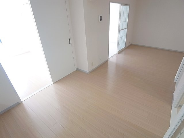 イーストヒルズ平野の居間・リビング|2面採光なので明るいリビング