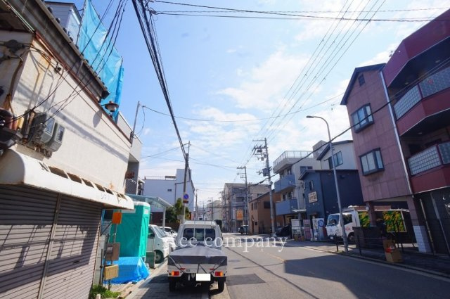 【前面道路含む現地写真】 | 生野区田島3丁目 | 【前面道路：幅員約11ｍ！歩道付き♪】生活施設・お買い物施設が周辺に充実♪子育てしやすい住環境です♪