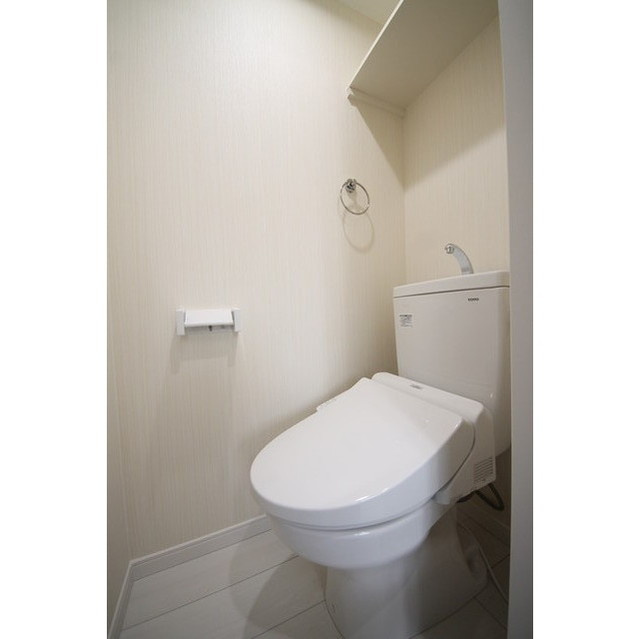 ソレイユ糀谷のトイレ|棚と温水洗浄便座付きのトイレ　