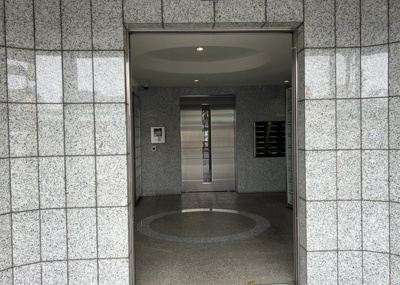 【エントランス】 | ローヤルシティ町田 | マンションのエントランスには、もともと風よけや防犯の役割がありますが、マンションによって宅配ボックスなどの設備が備わっている所もあります。日々の生活をイメージしながら生活しやすさをチェックしましょう。