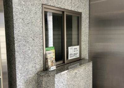 【受付】 | ローヤルシティ町田 | 受付はマンションコンシェルジュがいる場合もあれば、管理人が滞在する小部屋を総称して呼ぶことがあります。主にエントランスに設置されていることから、防犯面でも期待ができます。防犯設備がない場合はより安心！