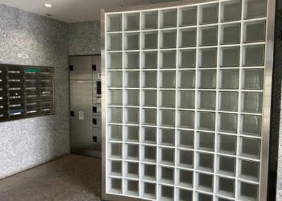 【ロビー】 | ローヤルシティ町田 | ロビーというと、エントランスと何がちがうの？と思いますよね。実はロビーとエントランスには明確な決まりはありません。物件によっては、エントランスを入って広がるある程度の広さのある空間がロビーとなります。