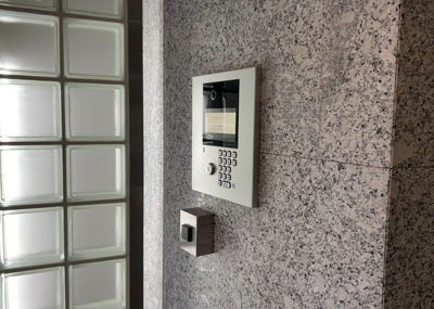 【防犯設備】 | ローヤルシティ町田 | 当然のことではありますが、オートロックやセンサーライト、ホームセキュリティーなどの防犯設備があれば、小さいお子様がいるご家庭も安心ですよね！まず物件購入の際は、防犯設備もチェックするようにしましょう。