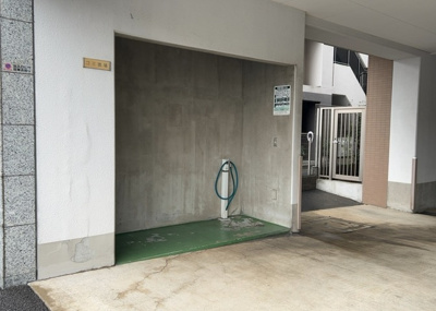 【設備】 | ローヤルシティ町田 | 共有部分は、住民なら誰もが使える設備のこと。例えば駐車場やエレベーター、インターネット設備、セキュリティ設備などがあります。他にも、マンションの廊下・外部階段やエントランス・ゴミ置き場などがあります。