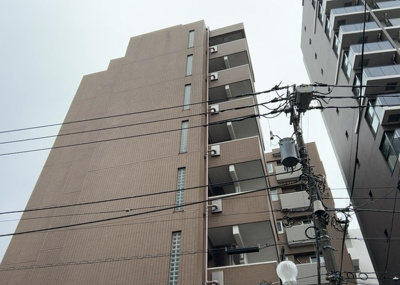 【現況写真】 | ローヤルシティ町田 | 道幅が広い場所は日当たりや風通が良好です。幅が広いのですれ違いも可能ですし大きな車でも駐車可能！一方で、大型車が通ることも多くなるため交通量の増加により騒音に繋がります。また土地の値段が高くなります。