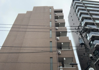 【構造・工法・仕様】 | ローヤルシティ町田 | ＲＣ造、Reinforced Concreteは直訳すると補強されたコンクリートです。主に柱や梁・床・壁が鉄筋とコンクリートで構成おり、鉄筋を組んだ型枠にコンクリートを流し込んで固めたものを指します。