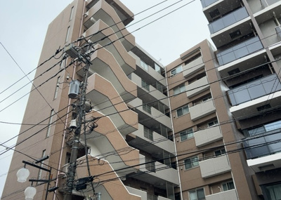 【構造・工法・仕様】 | ローヤルシティ町田 | ＳＲＣ造は強度や耐震性の面でもRC造と比べて優れています。そのため、10階建以上の高層または超高層マンションなどの建築にも多く採用されています。柱や梁などのサイズが小さくても高い耐震性を確保できます。