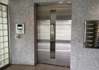 【玄関】 | ローヤルシティ町田 | 玄関は家の顔でもあり、家族以外の目にも止まる場所です。玄関は外との間を仕切る扉、靴などをしまっておく収納スペース、靴脱ぎのたたきスペース、来客とのやり取りをするドアホンなど複数のアイテムからなります。