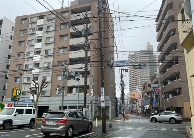 【外観】 | ローヤルシティ町田 | 外観はマンション管理がされているかの目安になります。築年数が古いと、壁面は劣化してひび割れが生じることも！建物が古びていても細かいところが修繕されていると、きちんと管理されているなぁと感じるでしょう。