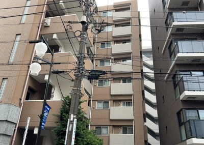 【バルコニー】 | ローヤルシティ町田 | 一般的なバルコニーは、奥行1.5ｍ程ですが、ワイルドバルコニーは2ｍまで広がっています。そのため洗濯物の間隔をあけ干すことができ、乾きやすいというメリットや、ガーデニングが楽しめる等の特徴があります。