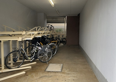 【駐車場】 | ローヤルシティ町田 | 車一台あたりに必要なスペースは、標準サイズの普通自動車で横幅2m50cm、長さ5mは必要になります。ただし、乗降のことも考慮して横幅3m30cm、長さ5m50cmほどは確保できるところを選びましょう。