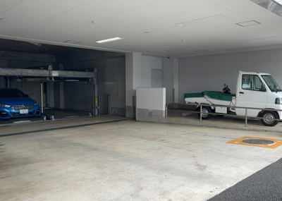 【駐車場】 | ローヤルシティ町田 | 駐車場と明記されていても、最小スペースでつくられた駐車場だと大型車は駐車できなかったり、出入りしにくくなったりする可能性があります。お車のサイズと購入したい物件の駐車場のサイズを現地で確認しましょう。