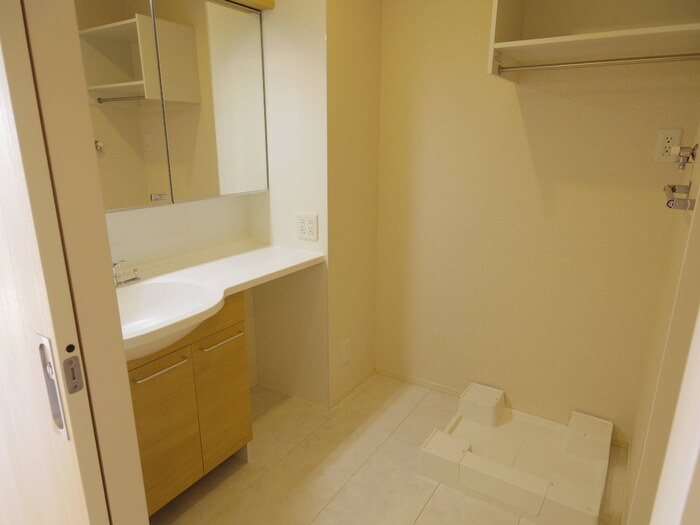 メテオール・スクエアの独立洗面台|大型洗髪洗面化粧台(三面鏡)・洗濯機置き場