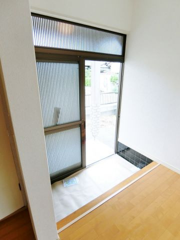 松本貸家4号棟の玄関