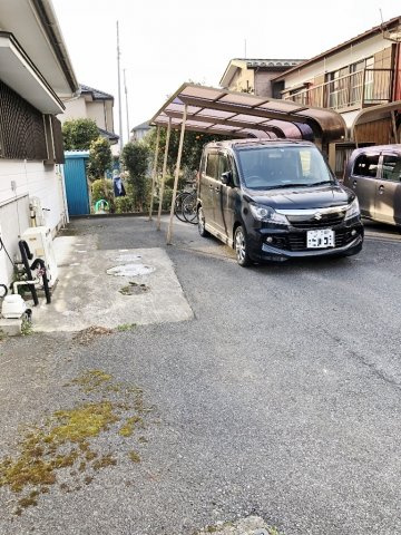 松本貸家4号棟の駐車場
