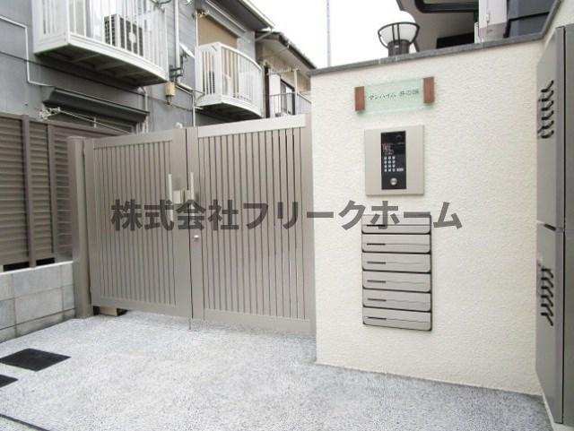 三鷹市井の頭５丁目のアパートのエントランス