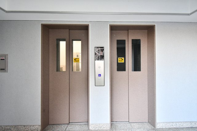 ベルドゥムール春日部東のその他共用部分|館内にはエレベーター付きで、重い荷物がある日やベビーカーでの移動もスムーズです。隅々まで清掃が行き届いた清潔感のある共用部は、日々の暮らしに安心感と心地よさをプラスしてくれます。