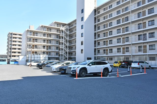 ベルドゥムール春日部東の駐車場|敷地内に確保された平置き駐車場は、出し入れもスムーズな設計です。空き状況については随時確認が必要ですが、お車をお持ちの方も安心して新生活を検討いただけます。