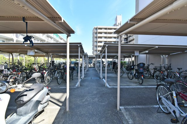 ベルドゥムール春日部東の駐輪場|屋根付きで雨の日も大切な自転車を守れる駐輪場付き。整理整頓された空間からは、住人のマナーの良さと管理体制の行き届いた良好な住環境が伺えます。