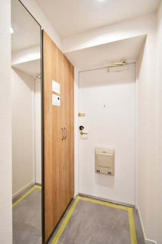 ベルドゥムール春日部東の玄関|住まいの顔となる玄関は、白を基調とした清潔感溢れる空間。大型の姿見付きシューズボックス付きで、お出かけ前の身だしなみチェックもスムーズです。リフォーム済みの清々しさが、帰宅のたびに心を癒やします。