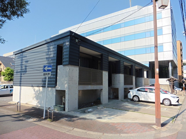 サンガーデン主税町の外観|建物前に前には公園があります♪