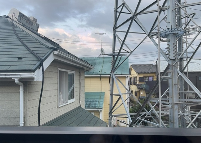 【展望】 | 第一種低層住居専用地域に位置する相模原市緑区東橋本4丁目の静かな住宅街を見渡せます。高い建物がなく開放的な眺望が広がり、南向きならではの豊かな採光と通風を日常的に実感していただける環境です。