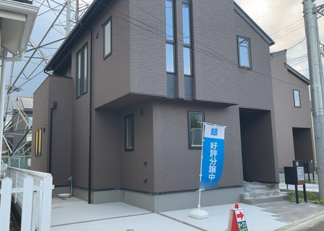 【外観】 | 相模原市緑区東橋本４丁目に誕生した2026年8月築の新築一戸建てです。京王相模原線「多摩境」駅徒歩15分、横浜線「橋本」駅も利用可能な好立地。カースペース2台分を確保した魅力的な外観デザインです。