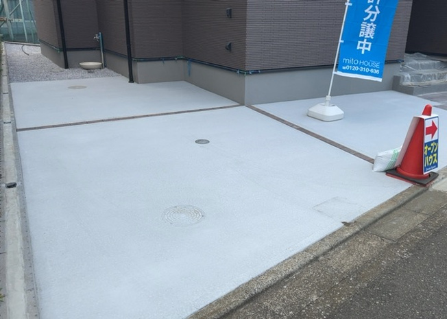 【駐車場】 | 敷地内にはお車を2台駐車可能なカースペースを完備しています。セカンドカーをお持ちのご家庭や来客時にも大変便利です。敷地面積129.29平米のゆとりを活かした使いやすい駐車スペースとなっています。