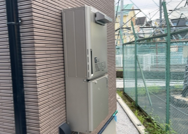 【発電・温水設備】 | 自家発電が可能な太陽光発電システムを標準装備しております。環境に優しく電気代の節約に貢献するほか、災害時の停電対策としても安心です。追焚機能付きの給湯設備とともに快適な生活をサポートします。
