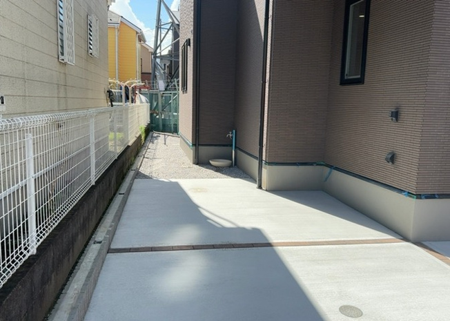 【設備】 | 散水や洗車時に役立つ屋外立水栓など、敷地内には利便性を高める設備が整っています。129.29平米の敷地を有効活用し、洗車やガーデニングなどの作業もストレスなく行える快適な住まいとなっております。