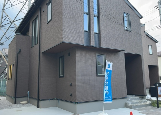 【外観】 | 京王相模原線「多摩境」駅徒歩15分の閑静な住宅街に佇む南向きの新築戸建てです。太陽光発電システムや制震構造を備えた長期優良住宅で、災害にも強く環境に配慮した安心して長く住み続けられる住まいです。