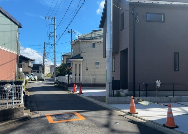 【前面道路含む現地写真】 | 相模原市緑区東橋本4丁目の開発分譲地内にある物件です。周囲は綺麗に整備された街並みとなっており、車の出入りもしやすい仕様です。現地にて交通量や隣地との距離感、陽当り具合をぜひご確認ください。