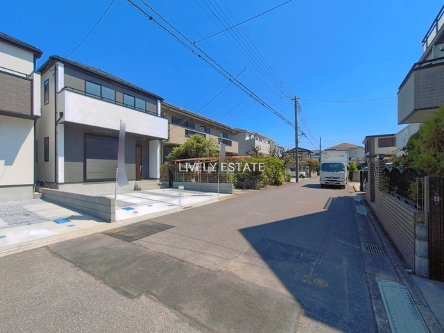 越谷市大沢 新築分譲住宅 全2棟 2号棟の前面道路含む現地写真