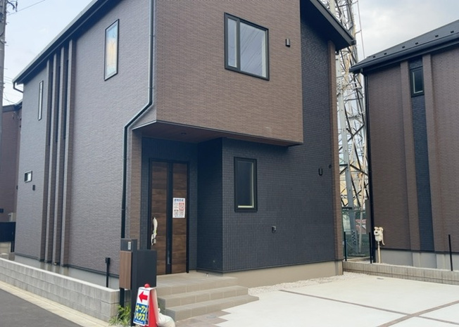 【外観】 | 相模原市緑区東橋本4丁目に誕生した木造2階建ての新築一戸建てです。敷地面積126.92平米のゆとりのある区画で、南向きの明るい陽光が差し込みます。建物完成済のため、すぐにご見学いただけます。