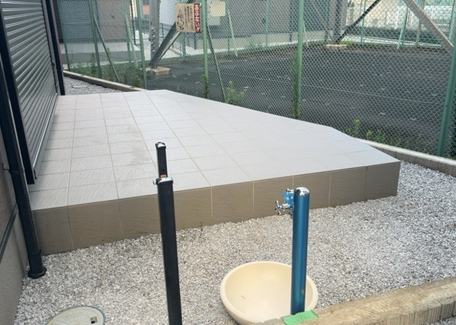 【庭】 | 敷地内にはゆとりある庭スペースを設けており、ガーデニングや家庭菜園などを気軽に楽しめます。お子様の遊び場やペットとの憩いの場としても活用でき、戸建てならではの豊かな暮らしを実感いただけます。