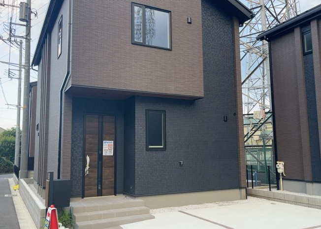 【構造・工法・仕様】 | 地震の揺れを吸収・軽減する制震構造を採用した安心の木造住宅です。さらに長期優良住宅および省エネルギー対策の認定を受けており、耐震性と省エネ性能を高次元で両立。長く快適にお住まいいただけます。