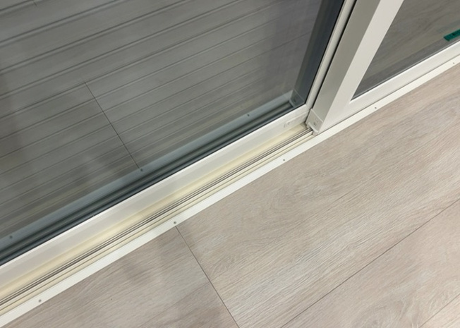 【内装】 | 全室に複層ガラスを採用しており、高い断熱性と防音性を発揮します。結露の発生を抑えて室内環境を快適に保つほか、冷暖房効率も高まるため省エネ効果にも貢献。一年中過ごしやすい室内空間を実現します。