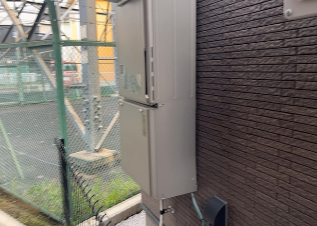 【発電・温水設備】 | 便利で経済的な都市ガスに対応した給湯設備を備えています。スイッチひとつでお風呂の追焚機能が利用でき、疲れた体をいつでも温かいお湯で癒せます。環境にも家計にも優しい設備仕様となっています。