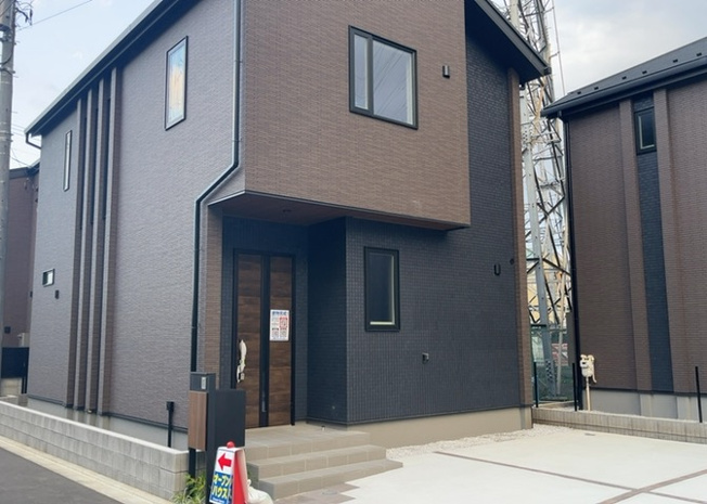 【外観】 | 横浜線「橋本」駅からもアクセス可能な閑静な住宅街に位置する新築戸建てです。耐震性に優れた制震構造と長期優良住宅仕様で建物の耐久性も抜群。永く安心して暮らせる憧れのマイホームを実現できます。