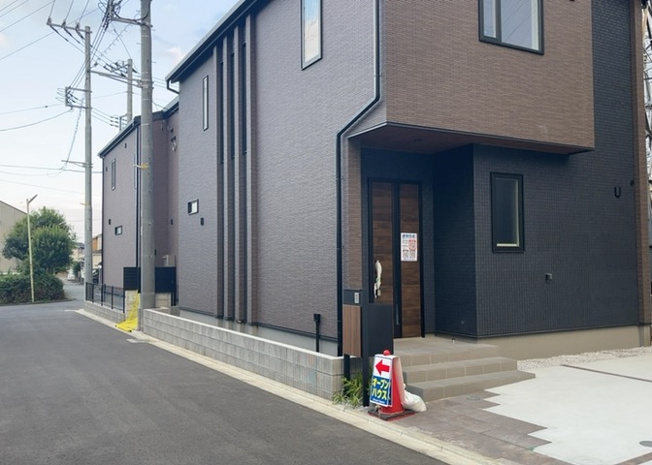 【前面道路含む現地写真】 | 南側に位置する前面道路は落ち着いた交通量で、車の出し入れや出し入れ時の視界も良好です。歩道の安全性や近隣の住環境も含め、ぜひ現地でじっくりとお確かめください。お問い合わせをお待ちしております。