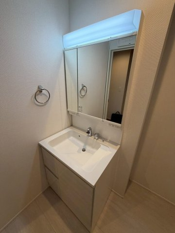 【２号棟】越谷市南越谷新築戸建ての独立洗面台